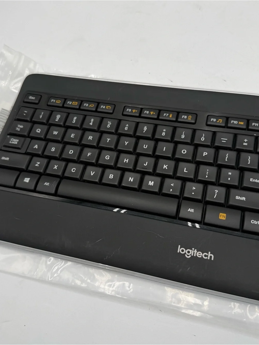 E4 LOGITECH K800 Wireless Illuminated Keyboard (Y-R0011) w/ Dongle /Batteries